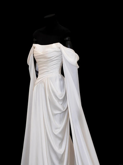 Elegantes, schlichtes Etuikleid aus elfenbeinfarbenem Satin mit schulterfreiem Ausschnitt – Inspiration für einen stilvollen Auftritt. Beeindruckende Ärmel, Cape-Ärmel, langes Abendkleid SA109