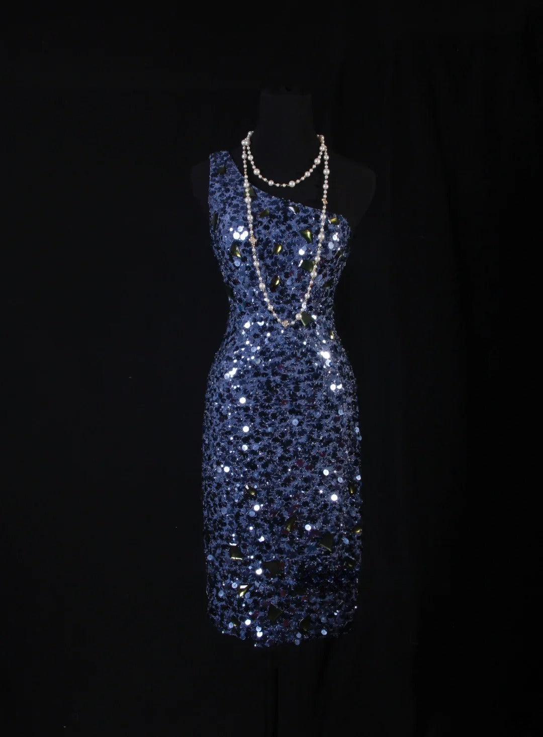Elegantes, knielanges Etuikleid mit asymmetrischem Träger, marineblauen Pailletten und One-Shoulder-Verzierung – perfekt für den 16. Geburtstag, den Abschlussball oder als Cocktailkleid (AS109)