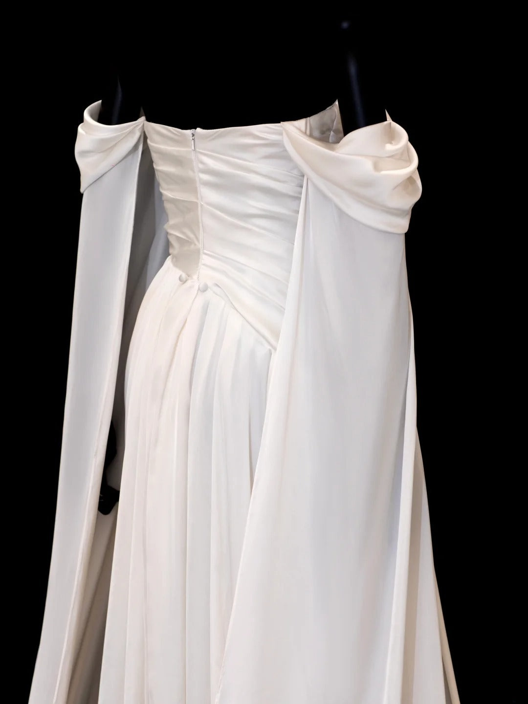 Elegantes, schlichtes Etuikleid aus elfenbeinfarbenem Satin mit schulterfreiem Ausschnitt – Inspiration für einen stilvollen Auftritt. Beeindruckende Ärmel, Cape-Ärmel, langes Abendkleid SA109
