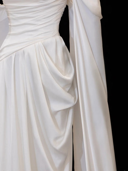 Elegantes, schlichtes Etuikleid aus elfenbeinfarbenem Satin mit schulterfreiem Ausschnitt – Inspiration für einen stilvollen Auftritt. Beeindruckende Ärmel, Cape-Ärmel, langes Abendkleid SA109