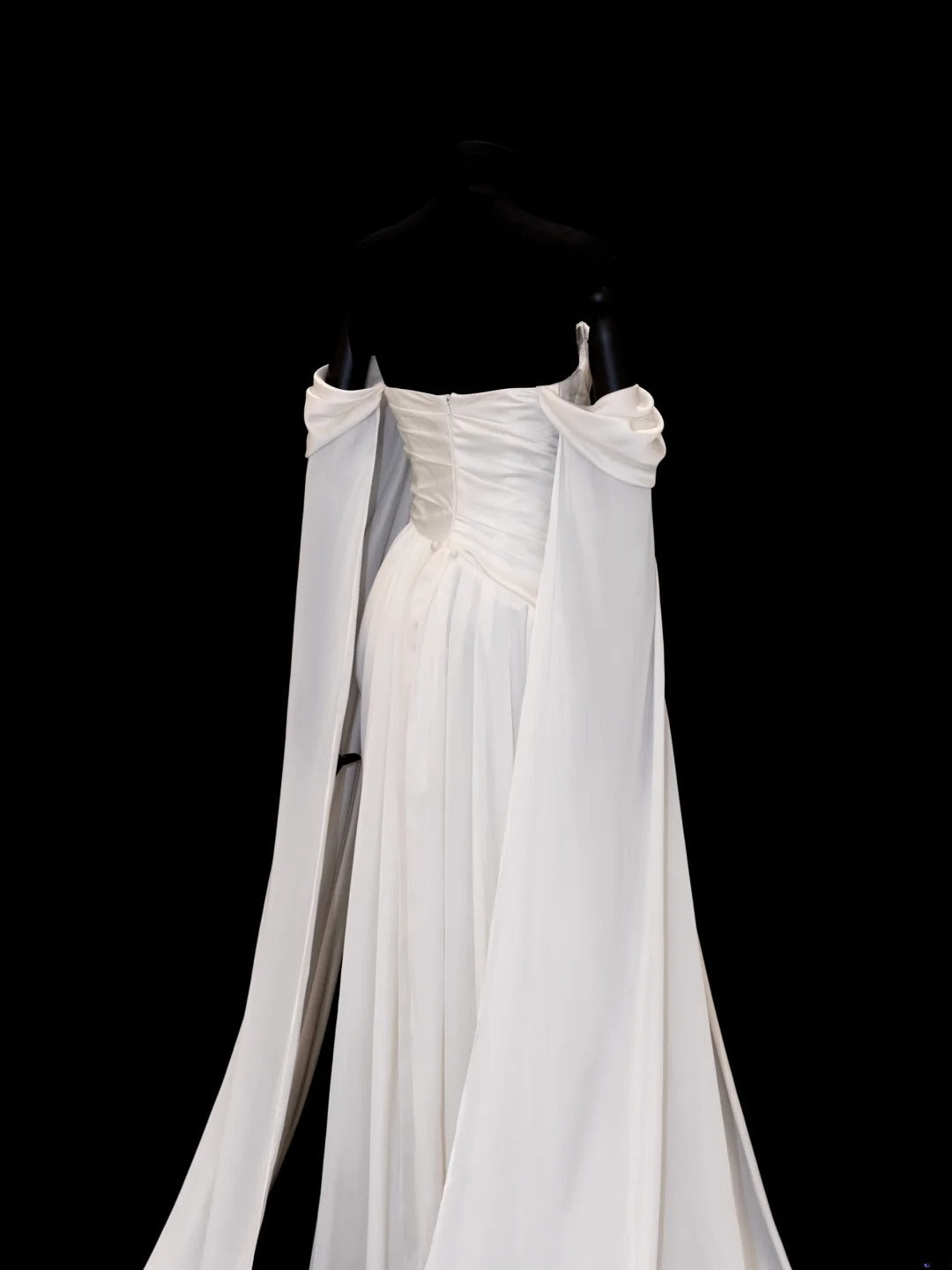 Elegantes, schlichtes Etuikleid aus elfenbeinfarbenem Satin mit schulterfreiem Ausschnitt – Inspiration für einen stilvollen Auftritt. Beeindruckende Ärmel, Cape-Ärmel, langes Abendkleid SA109