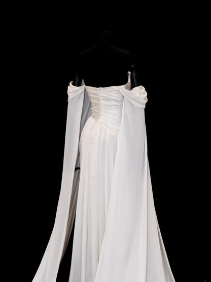 Elegantes, schlichtes Etuikleid aus elfenbeinfarbenem Satin mit schulterfreiem Ausschnitt – Inspiration für einen stilvollen Auftritt. Beeindruckende Ärmel, Cape-Ärmel, langes Abendkleid SA109