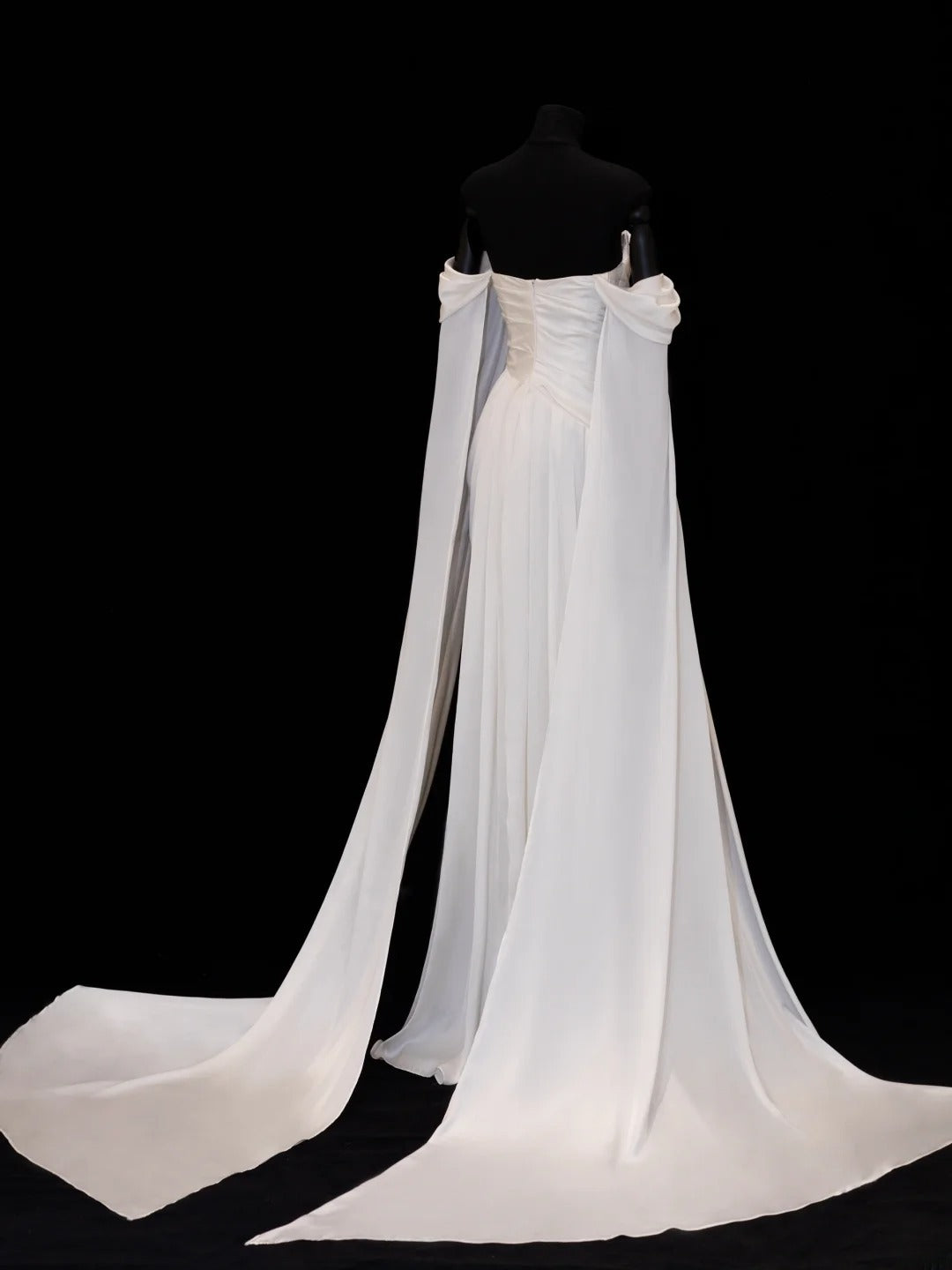 Elegantes, schlichtes Etuikleid aus elfenbeinfarbenem Satin mit schulterfreiem Ausschnitt – Inspiration für einen stilvollen Auftritt. Beeindruckende Ärmel, Cape-Ärmel, langes Abendkleid SA109