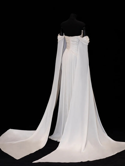 Elegantes, schlichtes Etuikleid aus elfenbeinfarbenem Satin mit schulterfreiem Ausschnitt – Inspiration für einen stilvollen Auftritt. Beeindruckende Ärmel, Cape-Ärmel, langes Abendkleid SA109