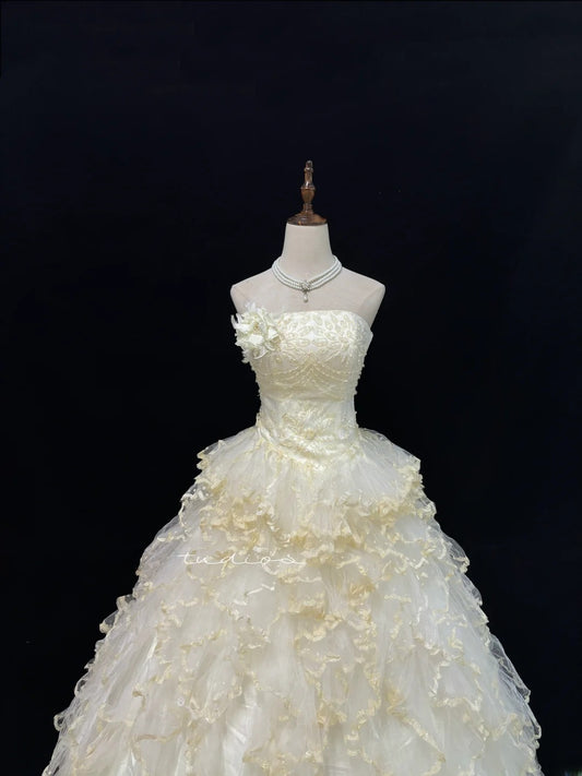 Prinzessinnen-Ballkleid trägerlos gelb mit gestuften Lagen Quince-Kleid voluminös Sweet 16 Sweet Sixteen Outfits Vestido de 15 RB7481