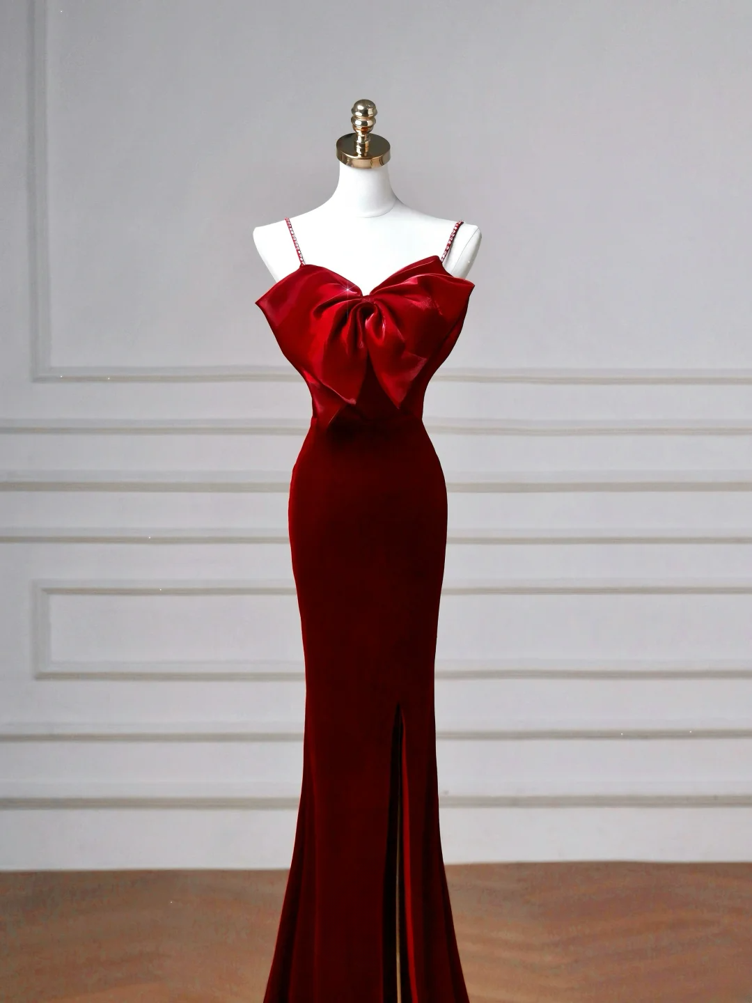 Robe de bal longue élégante à fines bretelles, style sirène, en velours bordeaux, idéale pour les soirées dansantes ou les fêtes (AQ115)