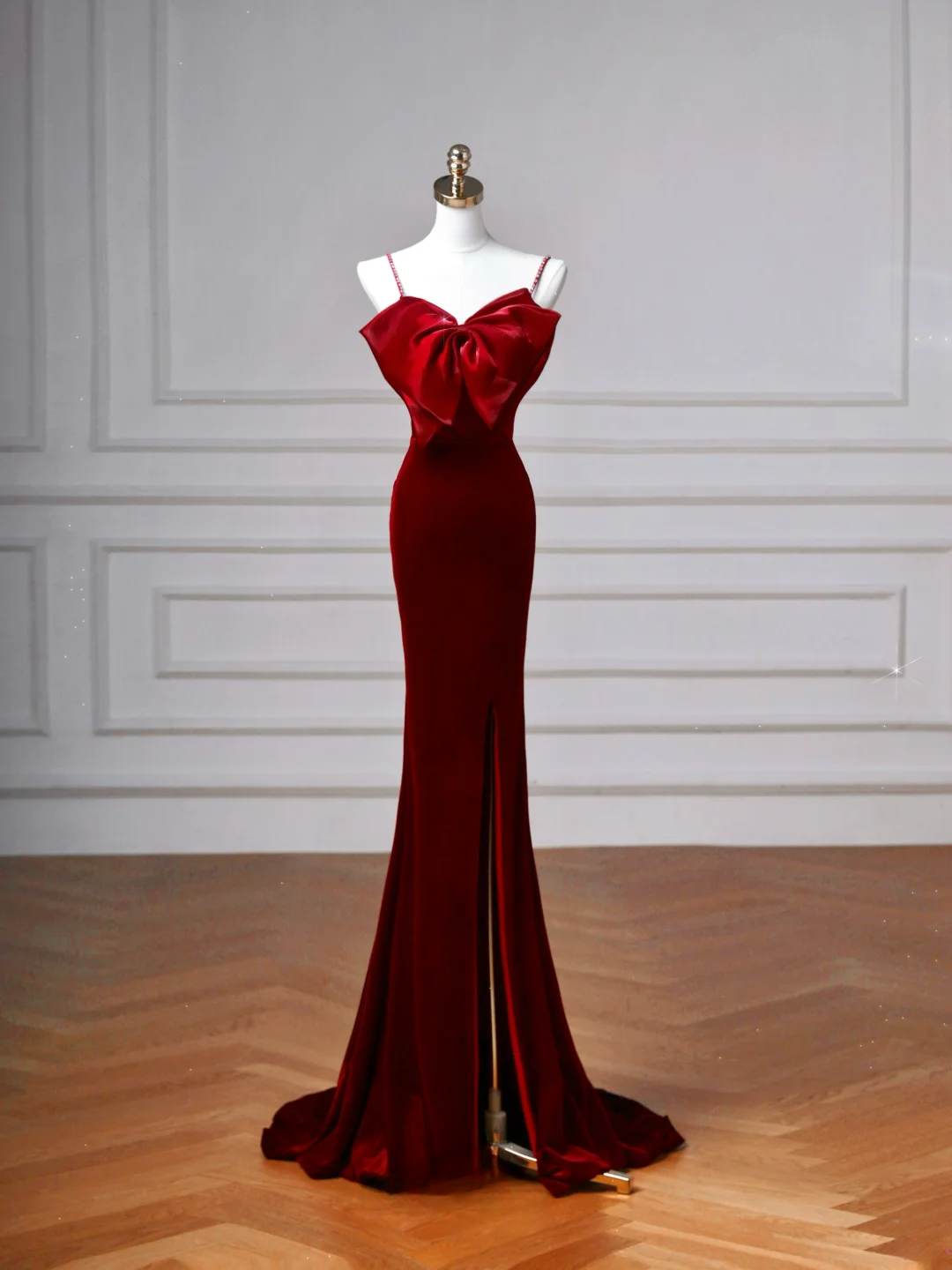 Robe de bal longue élégante à fines bretelles, style sirène, en velours bordeaux, idéale pour les soirées dansantes ou les fêtes (AQ115)