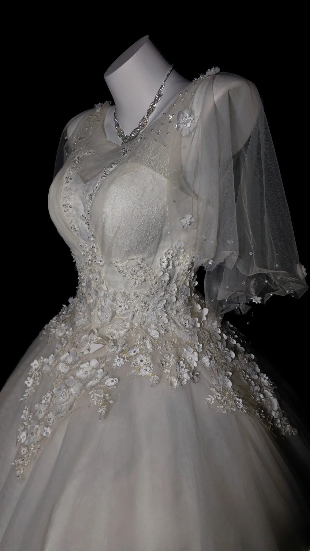 Vintage Wedding Dress Ball Gown V Neck Tulle Appliques White With Sleeves Bridal Gown for Big Day RB9919