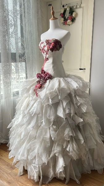 Quinceanera-Ballkleid für den 15. Geburtstag, trägerlos, mit gestuften Lagen, bodenlang, Modell RC0489