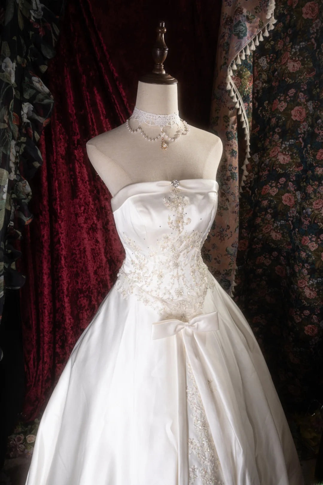 Vintage Ball Gown Strapless 1950s White Satin With Appliqued Long Autumn Winter Brides Gown Bridal Dress Wedding Dresses RB8272