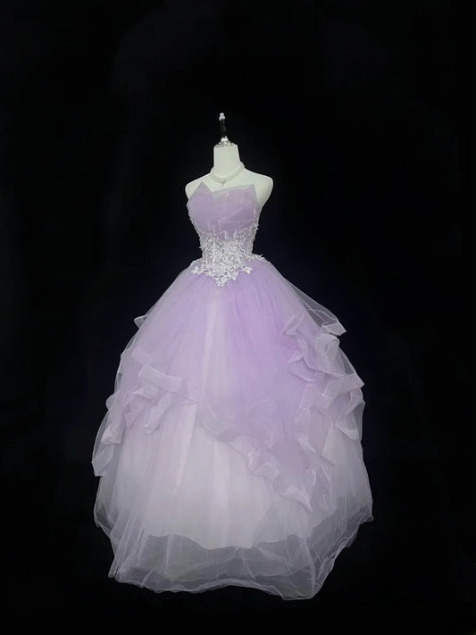 Prinzessinnen-Ballkleid trägerlos flieder mit gestuften Lagen aus Spitze Quinceañera-Kleid voluminös Sweet 16 Outfit Festliches Kleid RB7503
