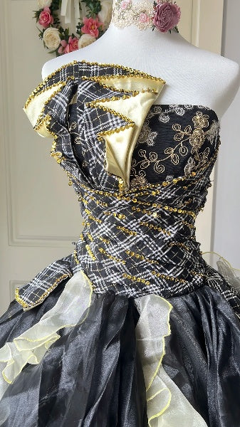 Dezentes trägerloses Ballkleid zum 16. Geburtstag, schwarz, Tüll mit gestuften Lagen, Sweet Sixteen Partykleid RC0501
