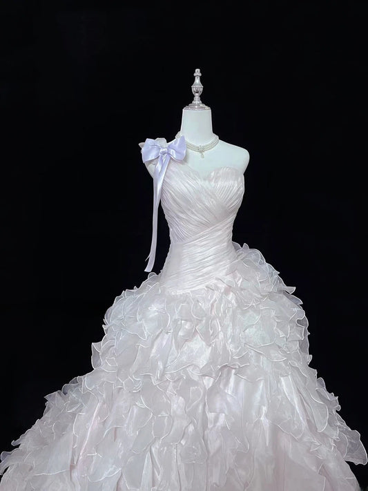 Prinzessinnen-Ballkleid, ein Schulterträger, Hellrosa, mit gestuften Chiffon-Lagen, Quince-Kleid, voluminöses Sweet 16 Outfit, Vestido de 15, RB7506