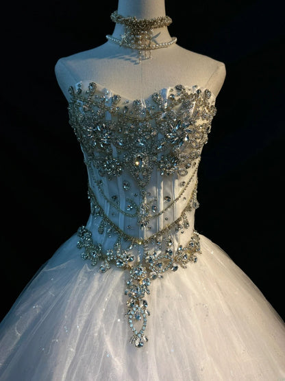 Süßes Ballkleid Sweetheart Weißer Tüll mit Perlen Lang Ärmellos Sweet 16 Kleider Seventeen Quince Kleid RB3585