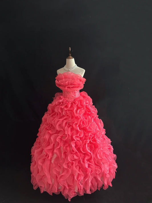 Süßes trägerloses Ballkleid in Pink mit gestuften Lagen, langes Quince-Kleid, voluminöse Ideen, Sweet 16 Quinceañera-Kleider, Vestido de 15 RB7510