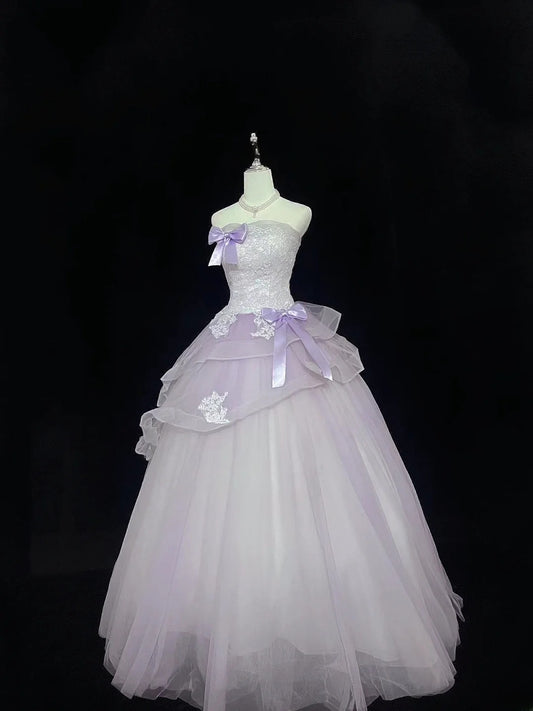 Dezentes trägerloses Ballkleid in Flieder mit gestuften Tülllagen, langes Quince-Kleid, voluminöses Sweet 16 Outfit, Vestido de 15 RB7511