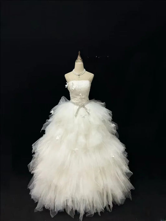 Dezentes trägerloses Ballkleid in Weiß mit gestuften Tülllagen, langes Quinceañera-Kleid, voluminöses Sweet 16 Outfit, Vestido de 15 RB7512