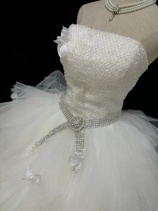 Dezentes trägerloses Ballkleid in Weiß mit gestuften Tülllagen, langes Quinceañera-Kleid, voluminöses Sweet 16 Outfit, Vestido de 15 RB7512