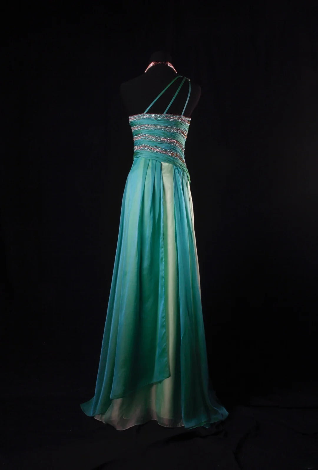 Robe de bal longue sans manches, coupe trapèze, style rétro années 60/70, multicolore (vert et bleu), ornée de perles et de pierres précieuses. Référence AS147.