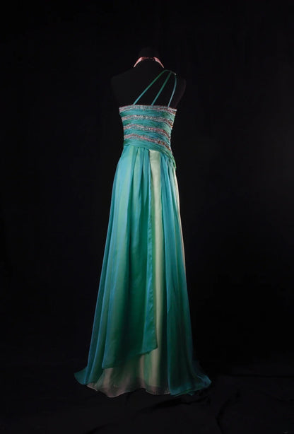 Robe de bal longue sans manches, coupe trapèze, style rétro années 60/70, multicolore (vert et bleu), ornée de perles et de pierres précieuses. Référence AS147.