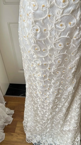 Schickes Brautkleid Meerjungfrau trägerlos weiß Spitze mit Goldperlen Spitzenhochzeitskleid RC0514