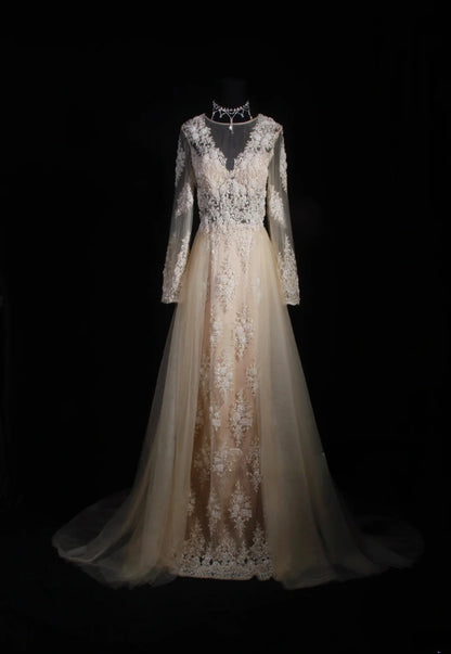 Elegantes Damen-Brautkleid in A-Linie mit V-Ausschnitt, langen Ärmeln und champagnerfarbener Spitze, bodenlang, Modell AS151