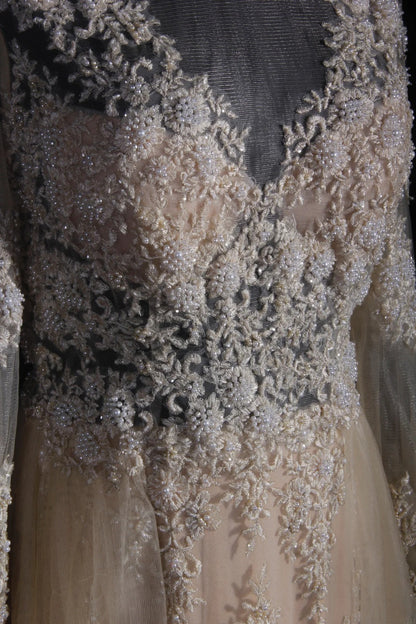 Elegantes Damen-Brautkleid in A-Linie mit V-Ausschnitt, langen Ärmeln und champagnerfarbener Spitze, bodenlang, Modell AS151