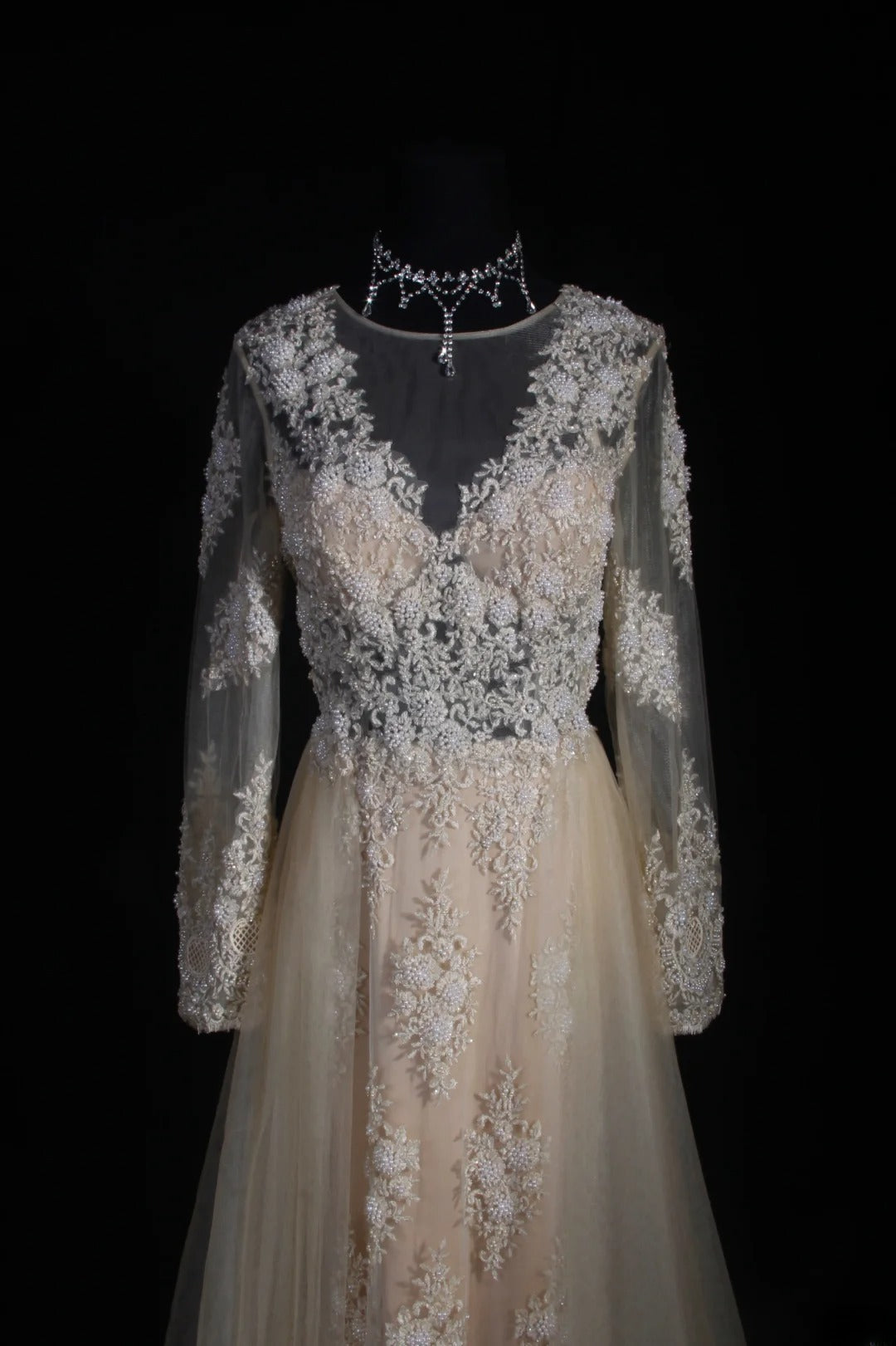 Elegantes Damen-Brautkleid in A-Linie mit V-Ausschnitt, langen Ärmeln und champagnerfarbener Spitze, bodenlang, Modell AS151
