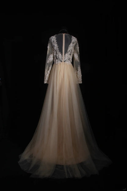 Elegantes Damen-Brautkleid in A-Linie mit V-Ausschnitt, langen Ärmeln und champagnerfarbener Spitze, bodenlang, Modell AS151