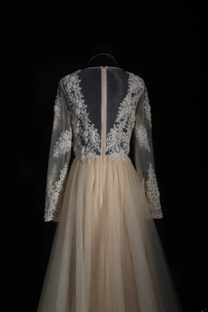 Elegantes Damen-Brautkleid in A-Linie mit V-Ausschnitt, langen Ärmeln und champagnerfarbener Spitze, bodenlang, Modell AS151