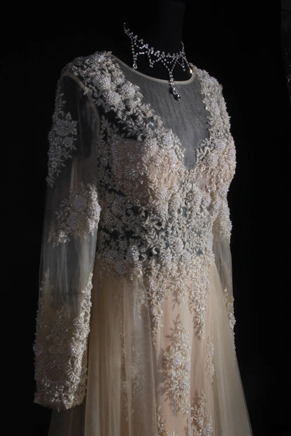 Elegantes Damen-Brautkleid in A-Linie mit V-Ausschnitt, langen Ärmeln und champagnerfarbener Spitze, bodenlang, Modell AS151