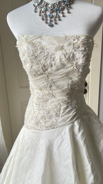 Schickes Hochzeitskleid Meerjungfrau trägerlos weiß Spitze mit Schleppe gestuftes Sommerbrautkleid RC0516