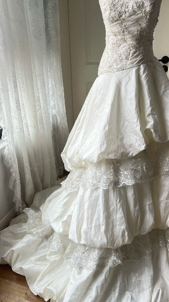 Schickes Hochzeitskleid Meerjungfrau trägerlos weiß Spitze mit Schleppe gestuftes Sommerbrautkleid RC0516