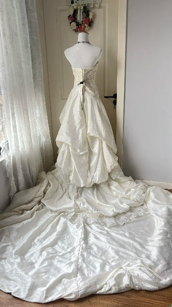 Schickes Hochzeitskleid Meerjungfrau trägerlos weiß Spitze mit Schleppe gestuftes Sommerbrautkleid RC0516