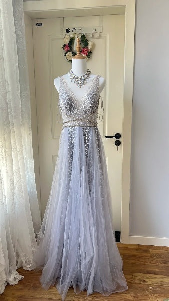 A-Linien-Abendkleid in Grau mit V-Ausschnitt, Perlenstickerei und langem Tüll für festliche Anlässe für reifere Damen RC0517