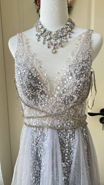 A-Linien-Abendkleid in Grau mit V-Ausschnitt, Perlenstickerei und langem Tüll für festliche Anlässe für reifere Damen RC0517
