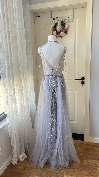 A-Linien-Abendkleid in Grau mit V-Ausschnitt, Perlenstickerei und langem Tüll für festliche Anlässe für reifere Damen RC0517