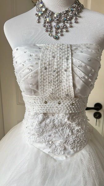 Schickes Hochzeitskleid Ballkleid trägerlos weiße Spitze mit gestuftem Zug Sommerbrautkleid RC0522