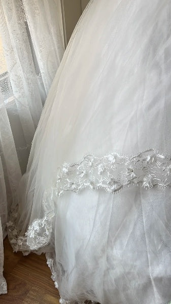 Schickes Hochzeitskleid Ballkleid trägerlos weiße Spitze mit gestuftem Zug Sommerbrautkleid RC0522