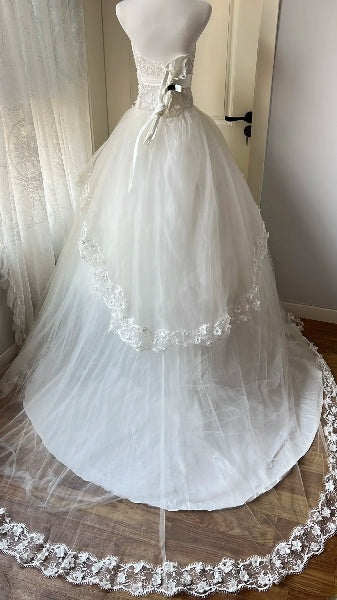 Schickes Hochzeitskleid Ballkleid trägerlos weiße Spitze mit gestuftem Zug Sommerbrautkleid RC0522