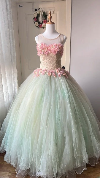 Elegantes bodenlanges Sweet 16-Kleid mit U-Boot-Ausschnitt, Salbeigrün mit rosa Blumen, Tüll-Ballkleid, Partykleid zum 16. Geburtstag RC0524