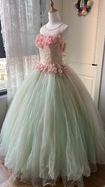Elegantes bodenlanges Sweet 16-Kleid mit U-Boot-Ausschnitt, Salbeigrün mit rosa Blumen, Tüll-Ballkleid, Partykleid zum 16. Geburtstag RC0524