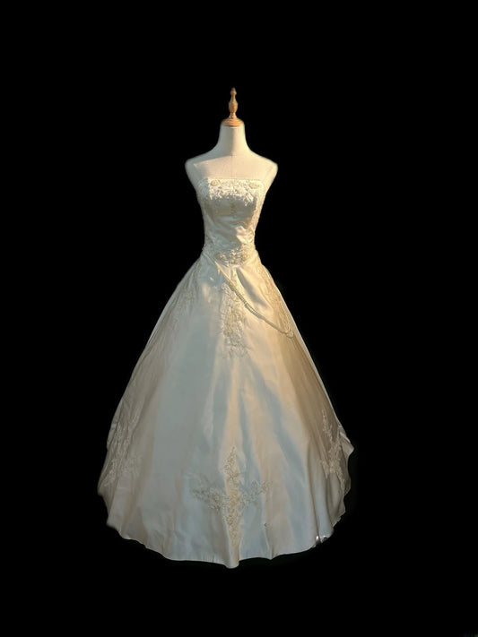 Elegant Classy Ball Gown Strapless Ivory Satin Sleeveless With Lace Brides Gown Bridal Dress Long Poofy Wedding Dresses RB5807