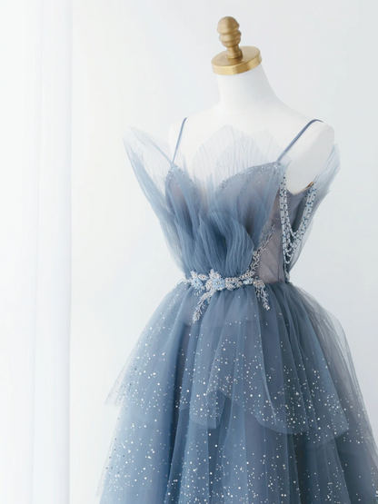 Wunderschönes, staubblaues, glitzerndes Tüll-Abendkleid mit Perlenbesatz, gestuftes Abendkleid mit Strasssteinen, AS161