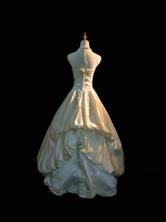 Elegant Classy Ball Gown Strapless Ivory Satin Sleeveless With Lace Brides Gown Bridal Dress Long Poofy Wedding Dresses RB5807