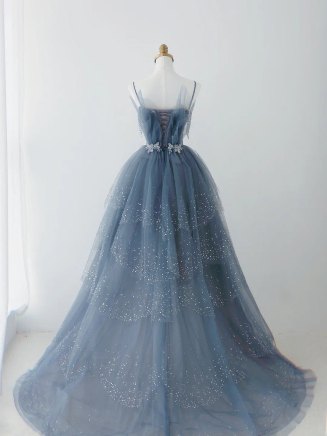Wunderschönes, staubblaues, glitzerndes Tüll-Abendkleid mit Perlenbesatz, gestuftes Abendkleid mit Strasssteinen, AS161