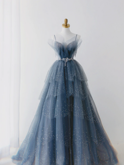Wunderschönes, staubblaues, glitzerndes Tüll-Abendkleid mit Perlenbesatz, gestuftes Abendkleid mit Strasssteinen, AS161