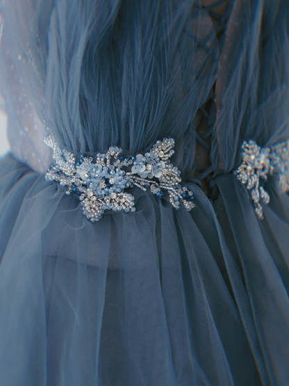 Wunderschönes, staubblaues, glitzerndes Tüll-Abendkleid mit Perlenbesatz, gestuftes Abendkleid mit Strasssteinen, AS161