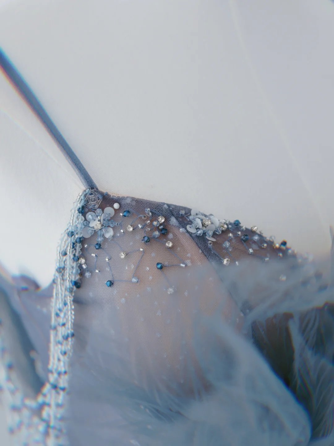 Wunderschönes, staubblaues, glitzerndes Tüll-Abendkleid mit Perlenbesatz, gestuftes Abendkleid mit Strasssteinen, AS161