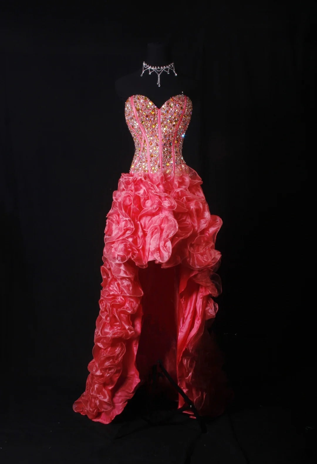 Funkelndes Ballkleid im ästhetischen High-Low-Stil mit Herzausschnitt, rosa Stufenrock mit Perlen, Inspiration für festliche, halbformelle Anlässe für Teenager und Jugendliche der Oberstufe (AS169)